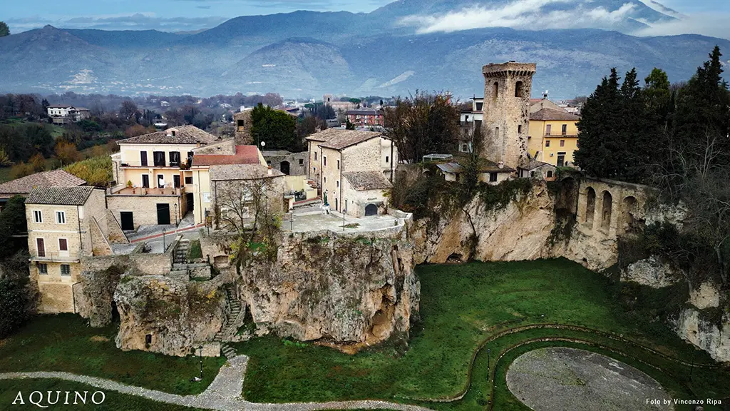 Borgo medievale di Aquino, luogo di nascita di Decimo Srl, azienda italiana leader nell'automazione del packaging.