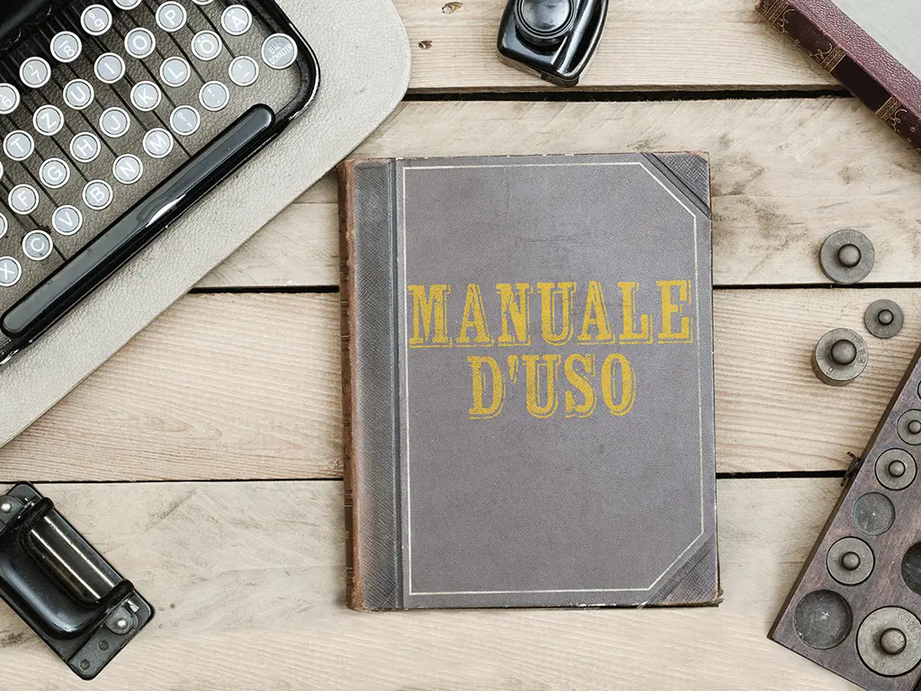 Manuale d'uso con elementi vintage, simbolo di una documentazione tecnica completa e dettagliata.