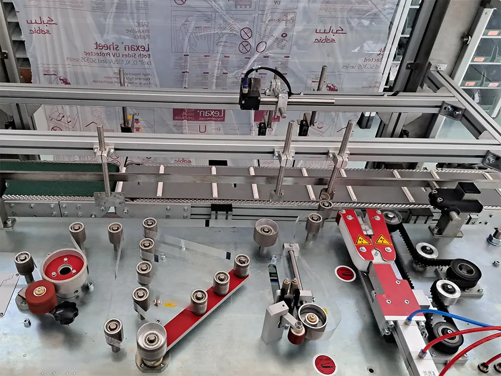Head of the prototype Electronic Handle Applicator for adhesive handles on cardboard boxes Head of the prototype Electronic Handle Applicator for applying adhesive handles on cardboard boxes