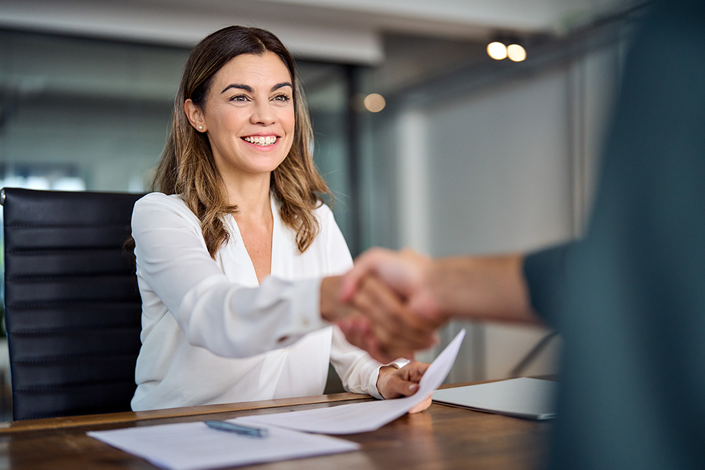 Commeriale della Decimo e Cliente che si stringono la mano per firmare un accordo commerciale